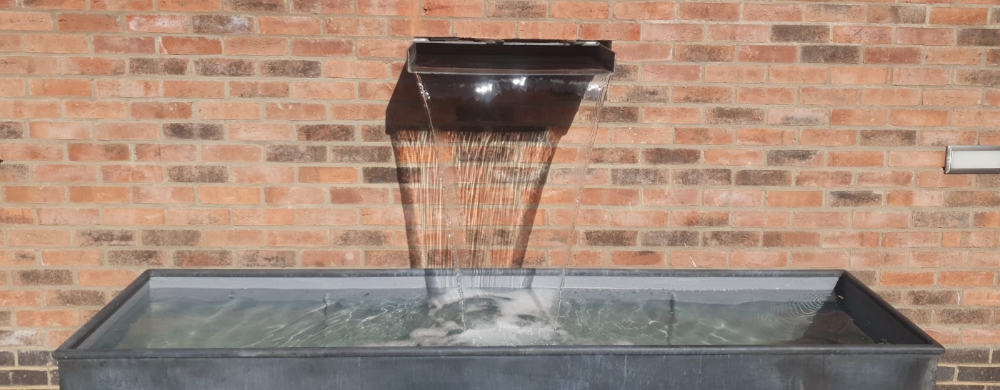 Water trough and water blade 