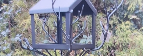 Bird feeding station 